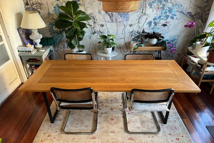 Comedor acogedor con mesa de madera, sillas de rejilla y papel tapiz de elefantes. Decoración con plantas. - ISEN